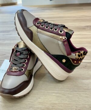 Zapatilla urbana burdeos